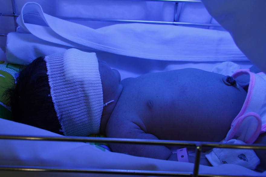 Hiện bé gái đang được chăm sóc đặc biệt tại bệnh viện quận 2.