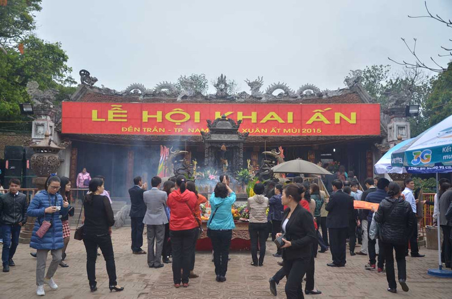 Theo ghi nhận của PV, sáng ngày 4/3, các công tác chuẩn bị cho Lễ hội Khai ấn Đền Trần đang được gấp rút hoàn thành.