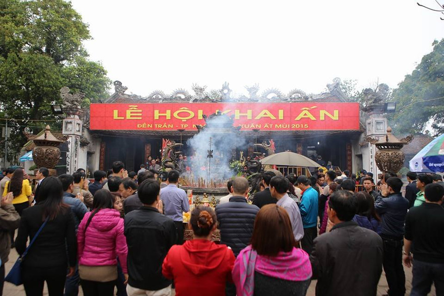 Dòng người ùn ùn đổ về đền Trần trước giờ khai ấn