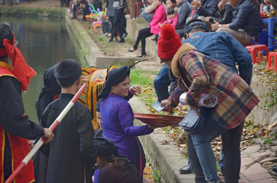 Thay vì "ngả nón xin tiền" các liền anh, liền chị "ngả tráp nhận tiền" của khách.