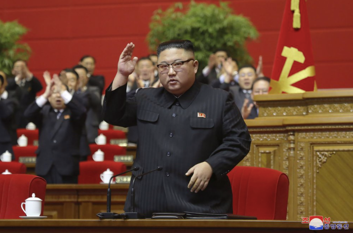 Ông Kim Jong Un nhận được tràng pháo tay lớn sau phát biểu bế mạc đại hội đảng. (Ảnh: KCNA)