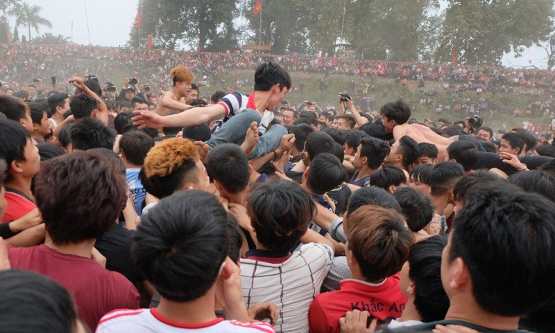 Giẫm đạp, leo lên đám đông để mong cướp được Phết.