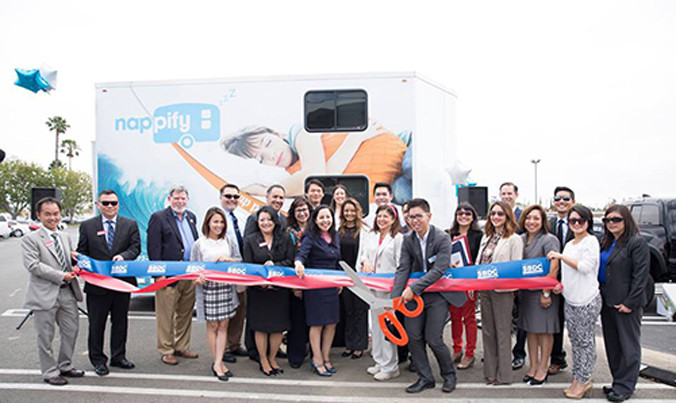 Kevin Pham (cầm kéo) tại lễ khai trương dịch vụ Nappify hôm 31/5.