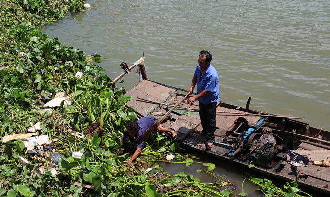 Lực lượng chức năng vớt thi thể nạn nhân đưa về nhà xác.