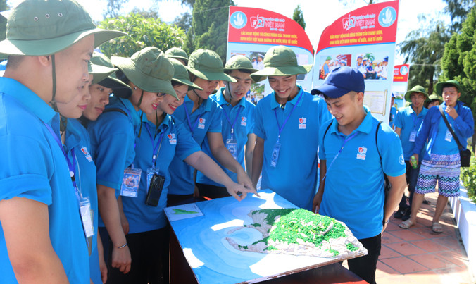 Đông đảo sinh viên tìm hiểu về mô hình đảo Cô Tô tại triển lãm được tổ chức trong khuôn viên tượng đài Hồ Chủ Tịch.