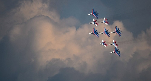 Các tiêm kích phi đội Hiệp Sĩ Nga trình diễn trên bầu trời.