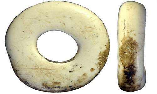 Đồ trang sức làm từ vỏ trứng đà điểu được tìm thấy tại Siberia, Nga. Ảnh: Siberian Times.