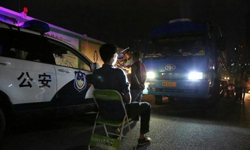 Người bật đèn sai luật tại Thâm Quyến, Trung Quốc bị phạt nhìn đèn pha ôtô trong một phút. Ảnh: QQ.com.