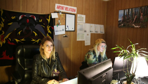 Nữ nhân viên tổ chức sự kiện Hillary Clinton. Ảnh: CNN.