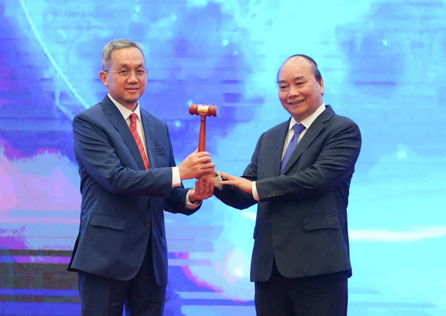 Thủ tướng Nguyễn Xuân Phúc chuyển giao chiếc búa ASEAN cho Brunei. Ảnh: Chinhphu