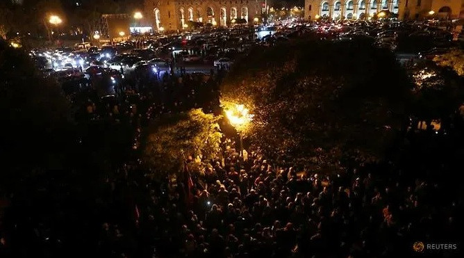 Đám đông tụ tập bên ngoài tòa nhà chính phủ Armenia sau khi Thủ tướng Nikol Pashinyan thông báo đã ký thỏa thuận với Nga và Azerbaijan để kết thúc chiến tranh. (Ảnh: Reuters)
