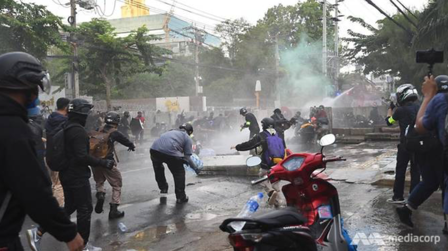 Cảnh tượng bạo lực trước trụ sở quốc hội Thái Lan ngày 17/11. (Ảnh: CNA)