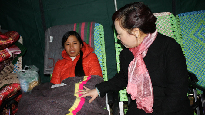 Bộ trưởng Y tế động viên người nhà nạn nhân.