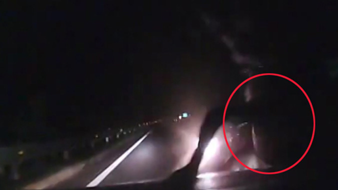 Chạy xe máy đâm vào ô tô, tỉnh dậy bị nhừ đòn