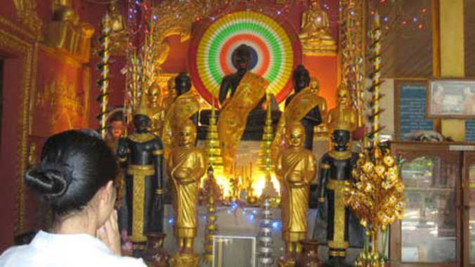 Bên mộ tháp của các vị sư trụ trì viên tịch.