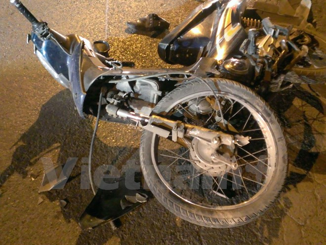 Người lái xe máy bị thương rất nặng, hiện đang cấp cứu tại bệnh viện. Chiếc xe máy của anh cũng bị hư hỏng gần như hoàn toàn. Ảnh: Võ Phương/Vietnam+.
