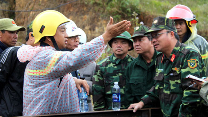 Lực lượng tại hiện trường bàn phương án giải cứu 12 người mắc kẹt trong hầm. Ảnh: Phước Tuấn.
