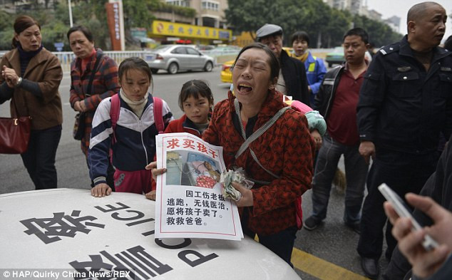 Chị Qiong rao bán con trên đường phố.
