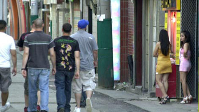 Gái mại dâm hoạt động trên đường phố.