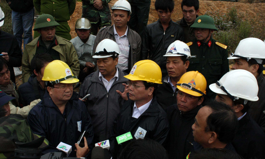 Hai Bộ trưởng Xây dựng và Công thương có mặt tại hiện trường vụ tai nạn.