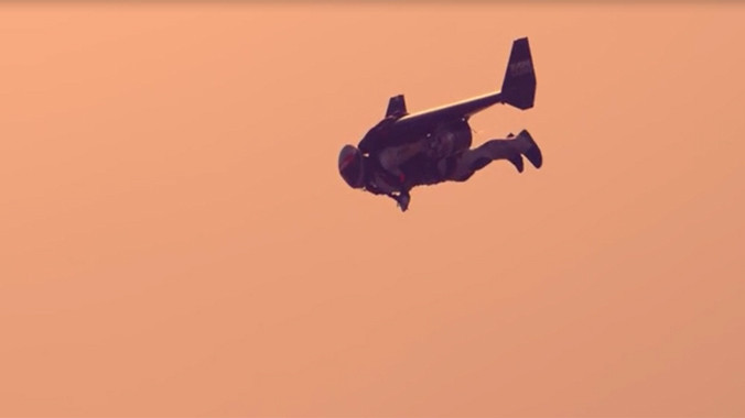 Clip người đàn ông lắp động cơ phản lực, vi vu giữa trời