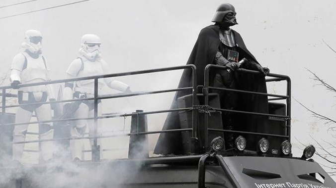 Một nhân vật đối lập trong cuộc khủng hoảng chính trị ở miền đông Ukraine hồi đầu năm 2014 gây chú ý khi mặc bộ trang phục như nhân vật Darth Vader trong bộ phim Star Wars. Người này ứng cử vào vị trí thị trưởng Kiev và Odessa và xuống đường vận động tran