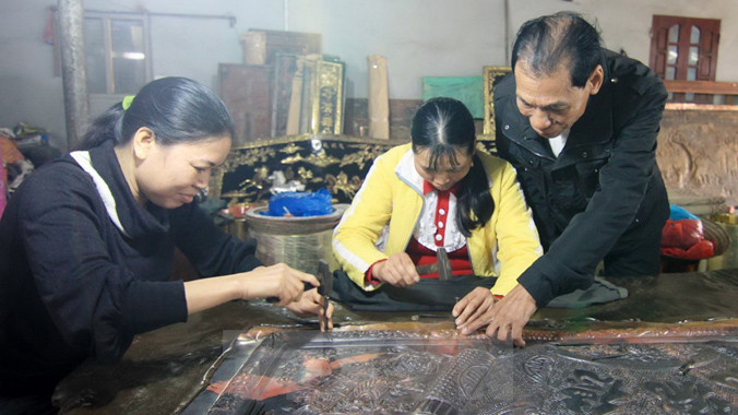 Hương ước của làng từ xưa quy định: Chỉ truyền nghề cho người trong làng; không được đem bí quyết nghề truyền dạy cho nơi khác, cho người làng khác. Ảnh: Vũ Sinh/TTXVN.