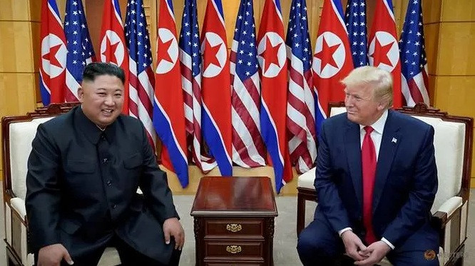 Chủ tịch Triều Tiên Kim Jong Un và Tổng thống Mỹ Donald Trump trong cuộc gặp lần đầu ở Singapore. (Ảnh: Reuters)