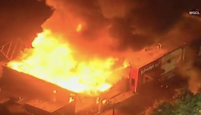 Nhà hàng ở Mỹ bị thiêu rụi sau khi lại xảy ra vụ cảnh sát bắn chết người da đen