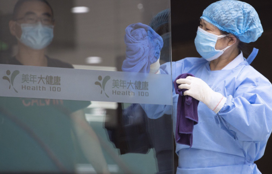 Các biện pháp hạn chế đang được triển khai ở thủ đô Bắc Kinh, Trung Quốc, để khống chế ổ dịch mới. (Ảnh: AP)