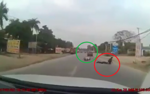 Lái xe ô tô bỏ chạy sau khi gây tai nạn. Ảnh cắt từ clip.