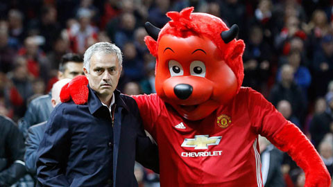 Lật đổ Barca, M.U trở lại là số 1