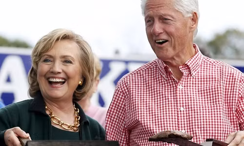 Bà Hillary Clinton cùng chồng, cựu tổng thống Bill Clinton. Ảnh: Reuters.