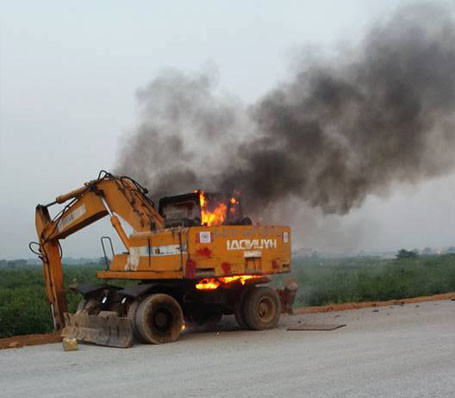 Máy xúc bốc cháy dữ dội. Ảnh: CTV cung cấp.