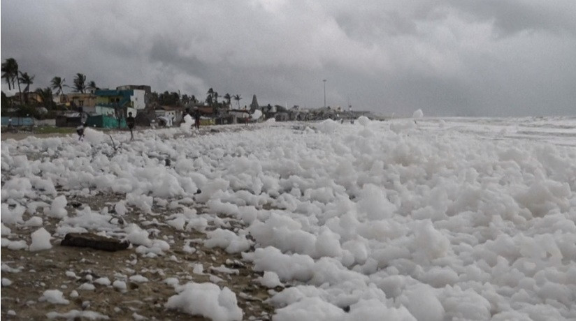 Nhiều trẻ em vô tư chơi đùa với bọt biển độc hại. (Ảnh cắt từ clip)