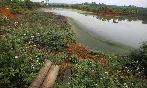 Hồ chứa nước thải đặc quánh, chưa được xử lý nằm trong khuôn viên nhà máy đường Hòa Bình. Ảnh: Ngọc Thành.