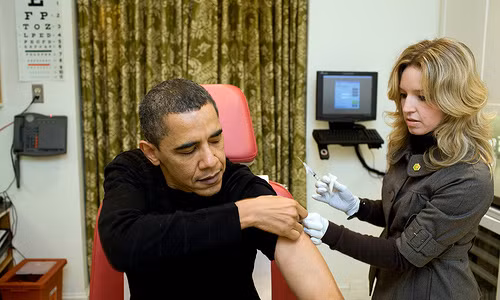 Một y tá thuộc Đơn vị Y tế Nhà Trắng tiêm cho Tổng thống Obama. Ảnh: Nhà Trắng