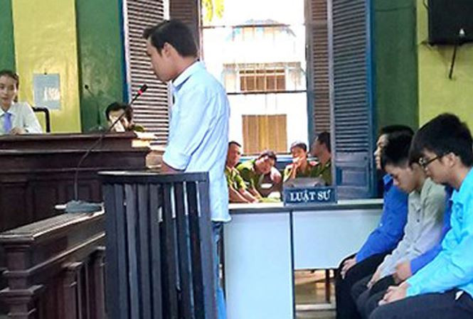 Cựu CSGT Phạm Sỹ Hoài Như và 4 đồng phạm tại 1 phiên tòa trước đây. Ảnh: Tân Châu