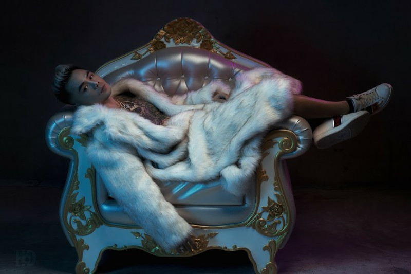 Ca sĩ Binz ra MV quay ở Mỹ