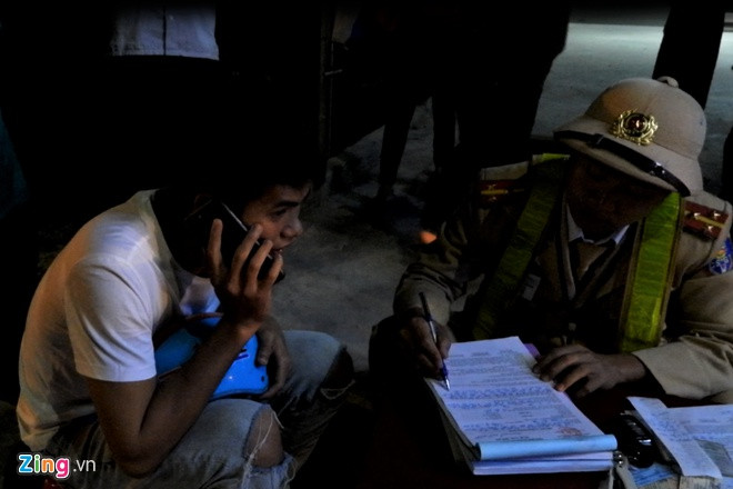 CSGT lập biên bản xử phạt tài xế. Ảnh: Tiến Đạt/Zing