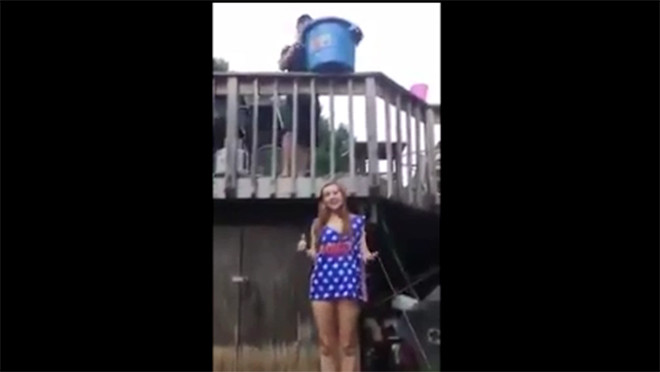 Gặp nạn vì “ăn theo” trào lưu đổ nước lạnh lên đầu