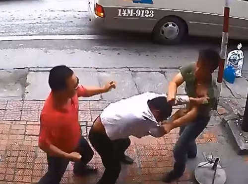 Khách bị đánh đổ máu vì cãi vã với nhà xe