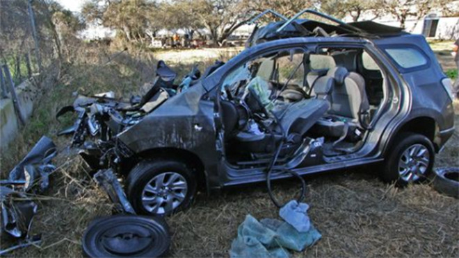 Chiếc xe chở những người thân của Đức Giáo Hoàng bị bẹp dúm và hư hỏng hoàn toàn sau va chạm với xe tải