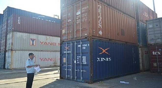 Lô hàng năm chiếc siêu xe hiệu Lexus nằm tại cảng Đà Nẵng từ năm 2013.