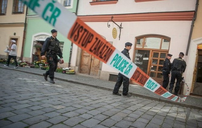 Cảnh sát phong tỏa những khu vực nghi bị cài bom - Ảnh: Denik