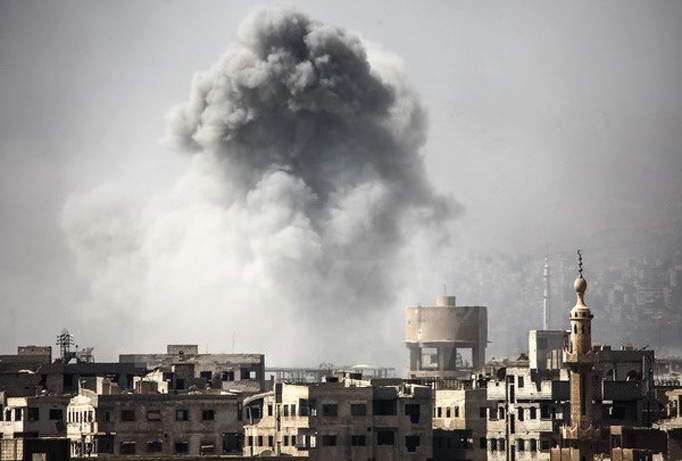 Khói bốc lên sau các cuôc không kích ở phía đông thủ đô Damascus ngày 2/10. Nguồn: AFP/TTXVN.