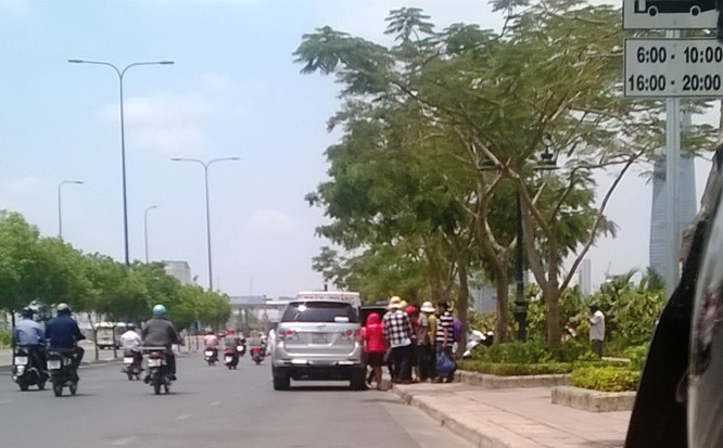 Đại diện các doanh nghiệp cho rằng, tình trạng xe dù, bến cóc hoạt động khắp cả thành phố, khiến các doanh nghiệp làm ăn chân chính trong bến không có khách.