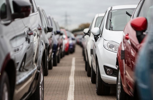 Kiểm tra chặt xuất xứ ô tô nguyên chiếc nhập khẩu.