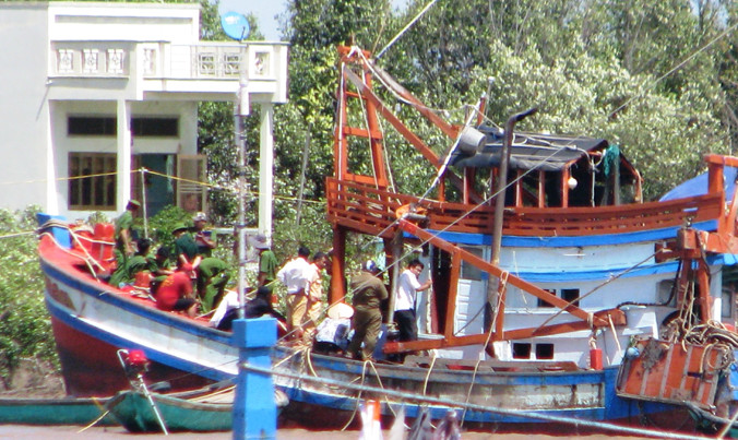 Cán bộ điều tra khám nghiệm tàu BL 93322 vào sáng ngày 7/4.