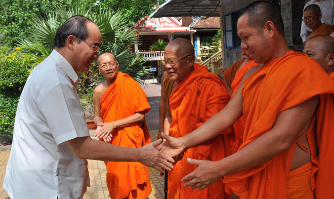 Chủ tịch Ủy ban Trung ương MTTQ Việt Nam Nguyễn Thiện Nhân bắt tay lãnh đạo Hội doàn kết sư sãi yêu nước tỉnh Sóc Trăng.